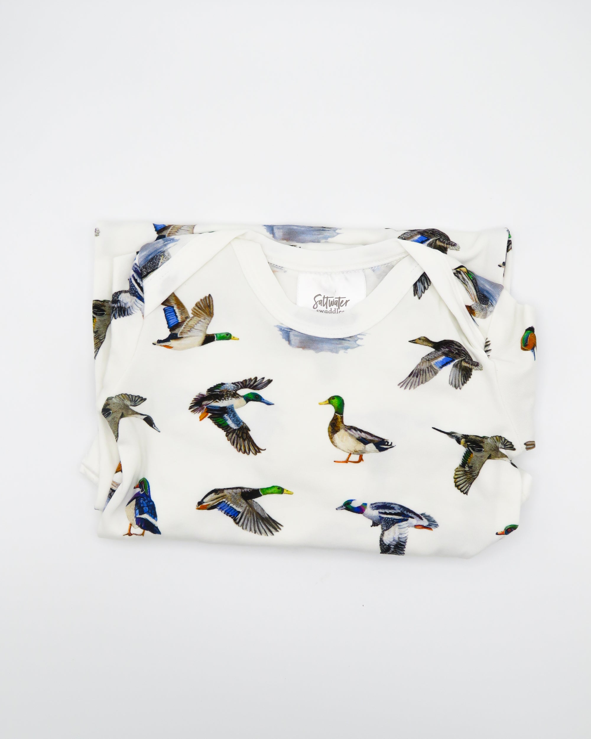 First moments outfit | Cozy newborn outfit with duck print details, ideal for baby’s first pictures and comfort.