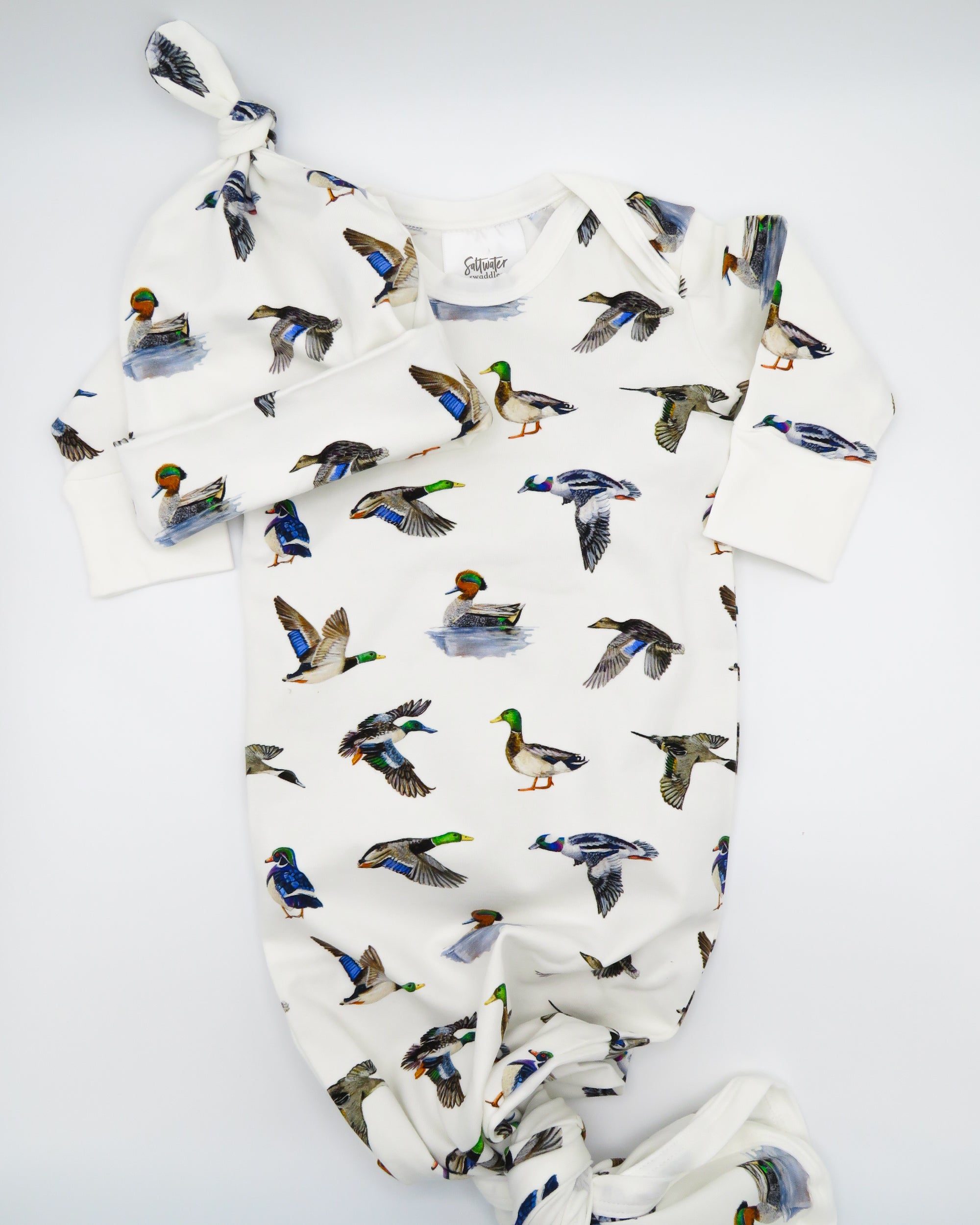 First moments outfit | Cozy newborn outfit with duck print details, ideal for baby’s first pictures and comfort.