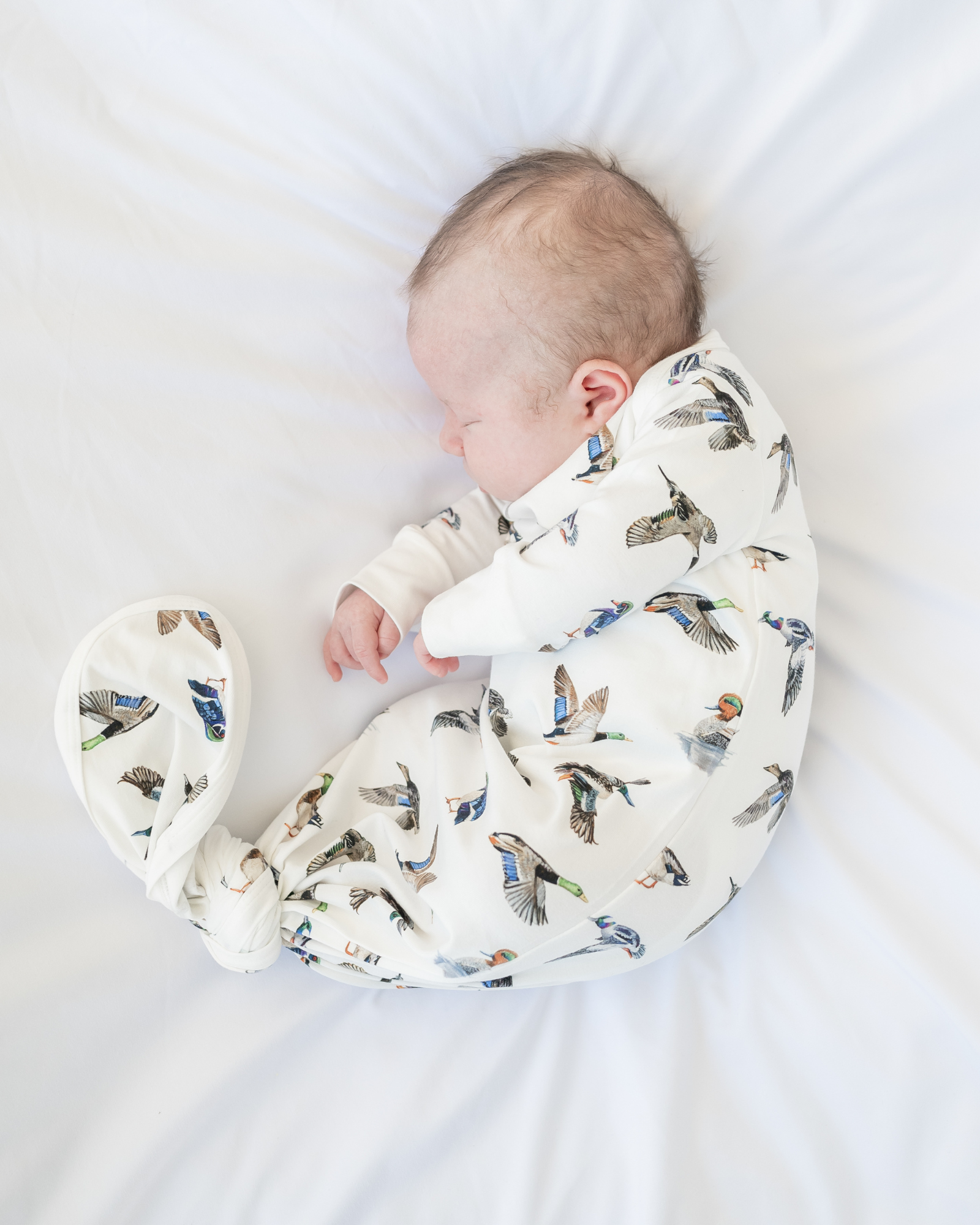 First moments outfit | Cozy newborn outfit with duck print details, ideal for baby’s first pictures and comfort.