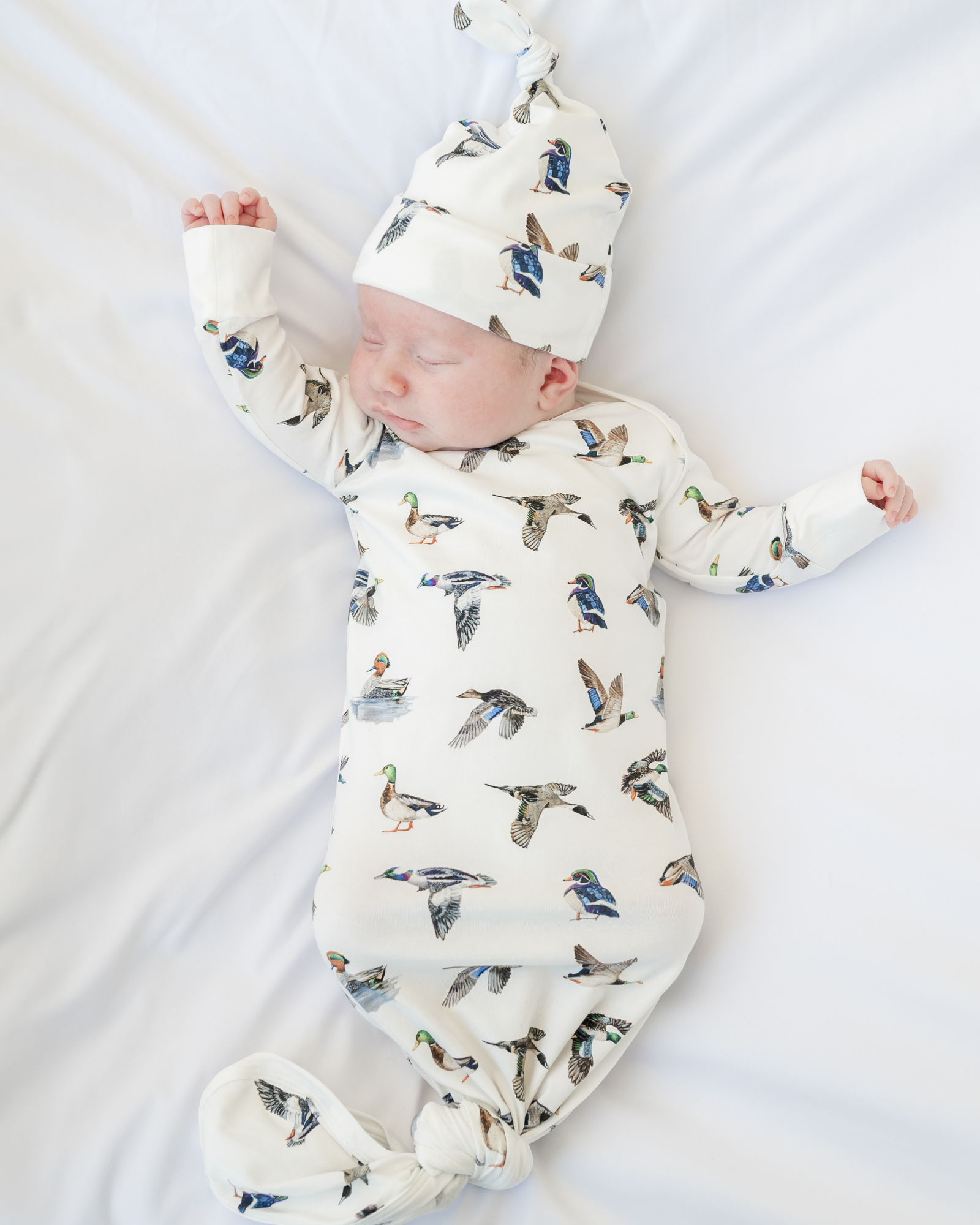 First moments outfit | Cozy newborn outfit with duck print details, ideal for baby’s first pictures and comfort.