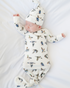 First moments outfit | Cozy newborn outfit with duck print details, ideal for baby’s first pictures and comfort.