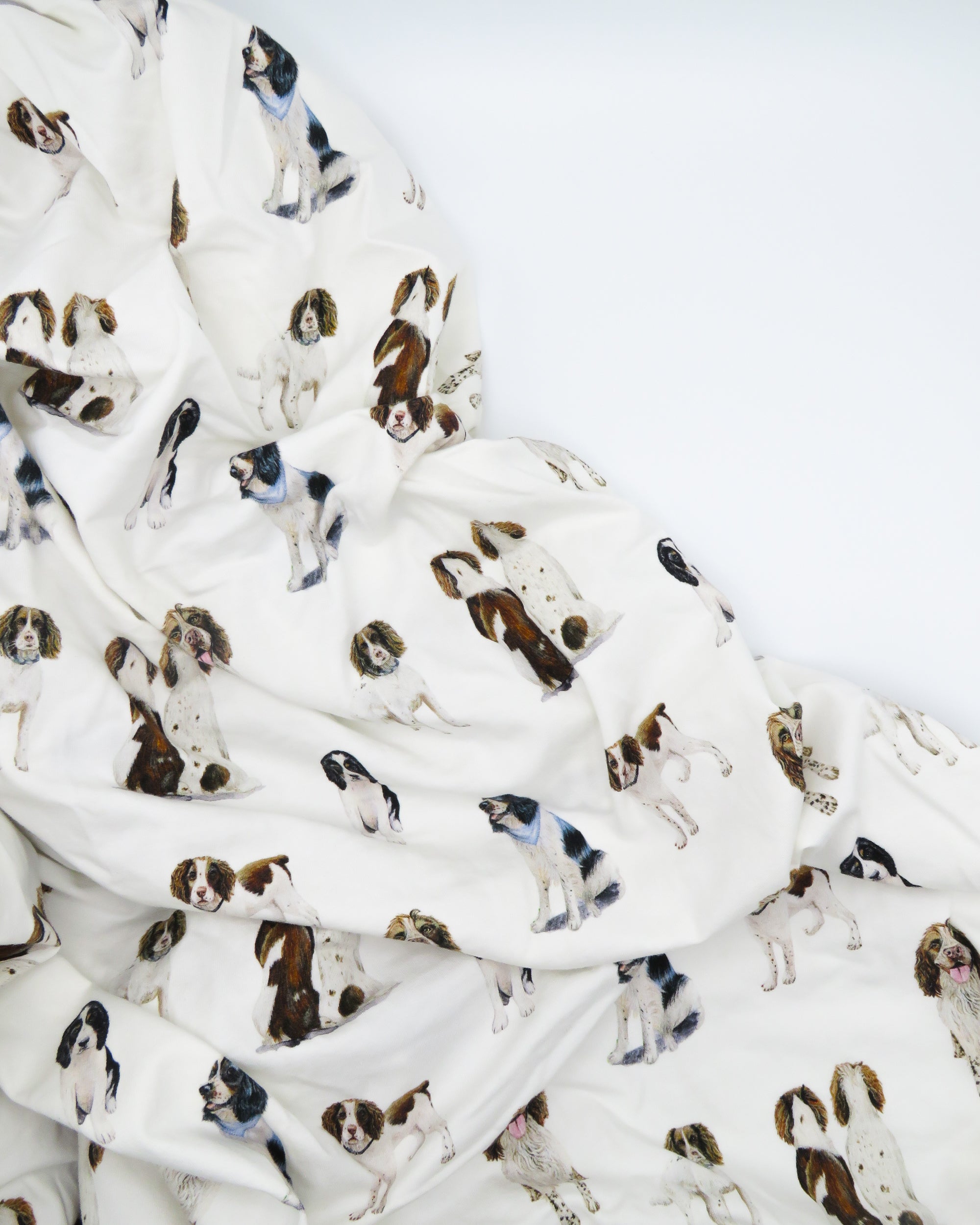 Soft Springer Spaniel print crib sheet for baby nursery. Hypoallergenic and breathable crib bedding. Springer Spaniel dogs printed on soft white fabric.