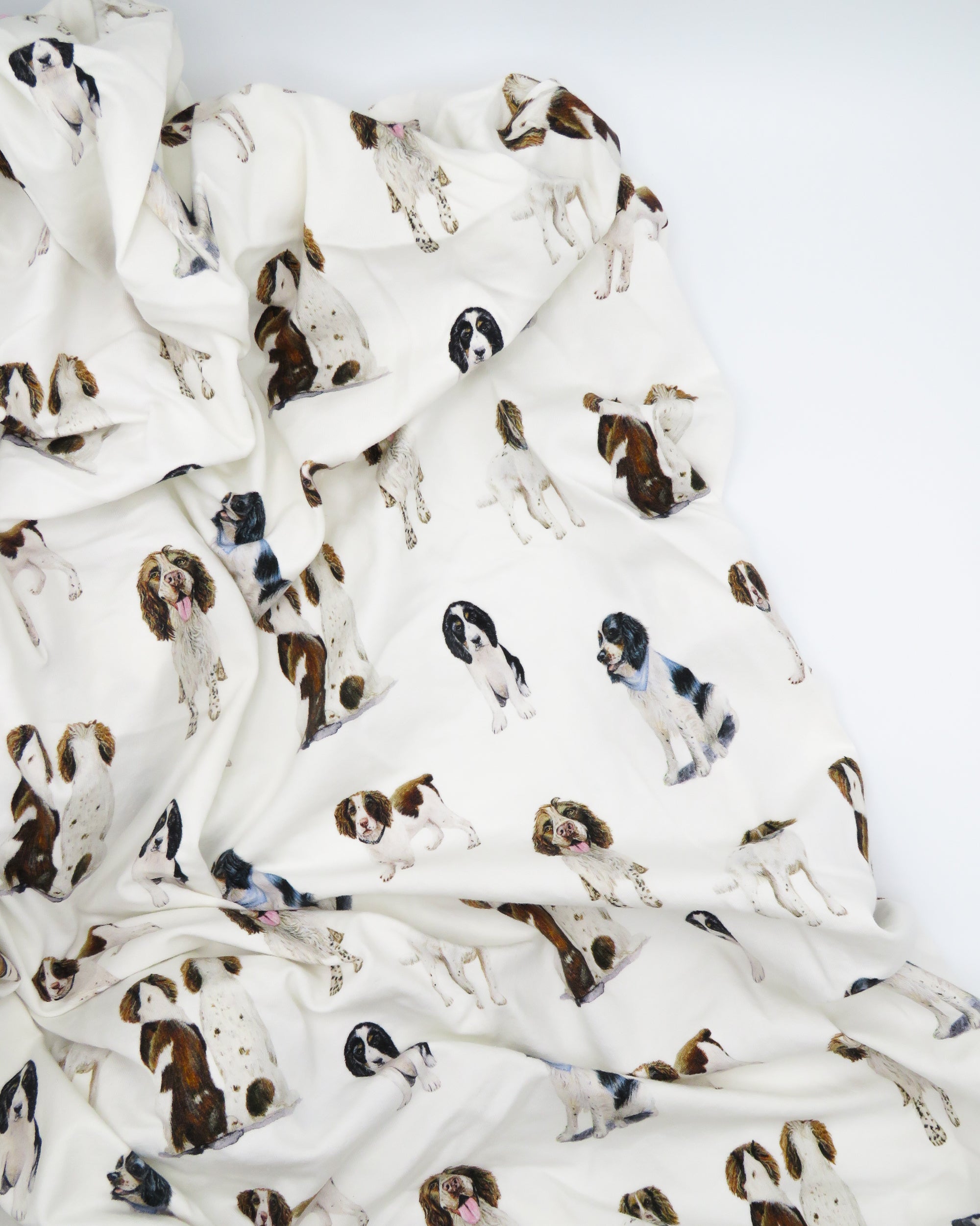 Soft Springer Spaniel print crib sheet for baby nursery. Hypoallergenic and breathable crib bedding. Springer Spaniel dogs printed on soft white fabric.