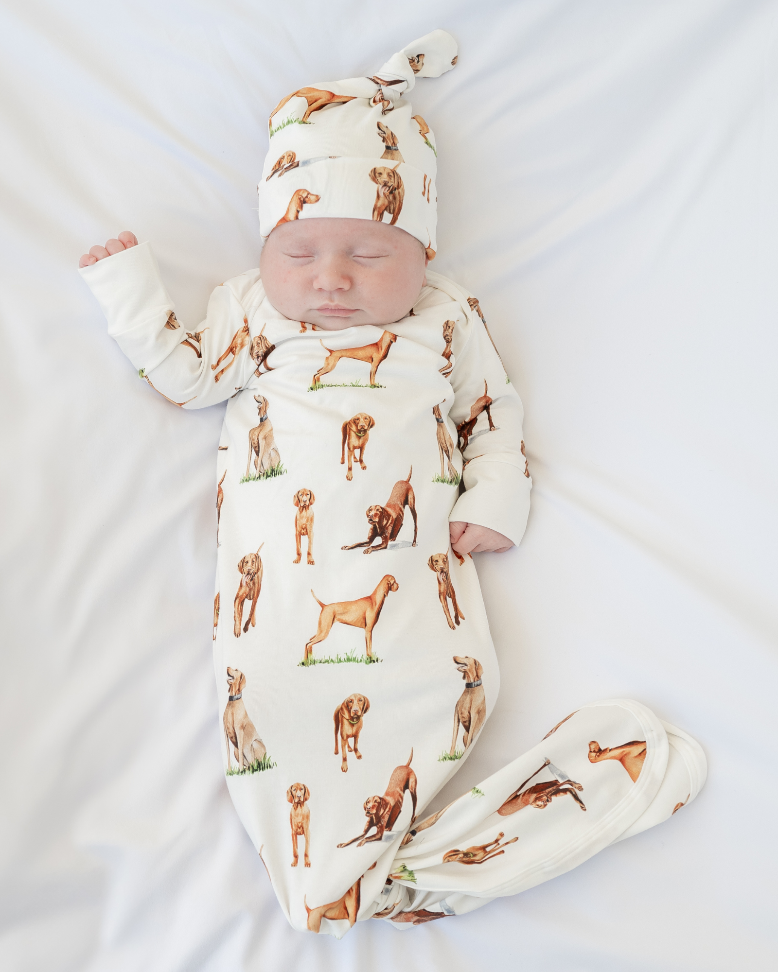Vizsla print newborn gown and hat set – soft cotton, baby sleepwear, and pet lover gift.