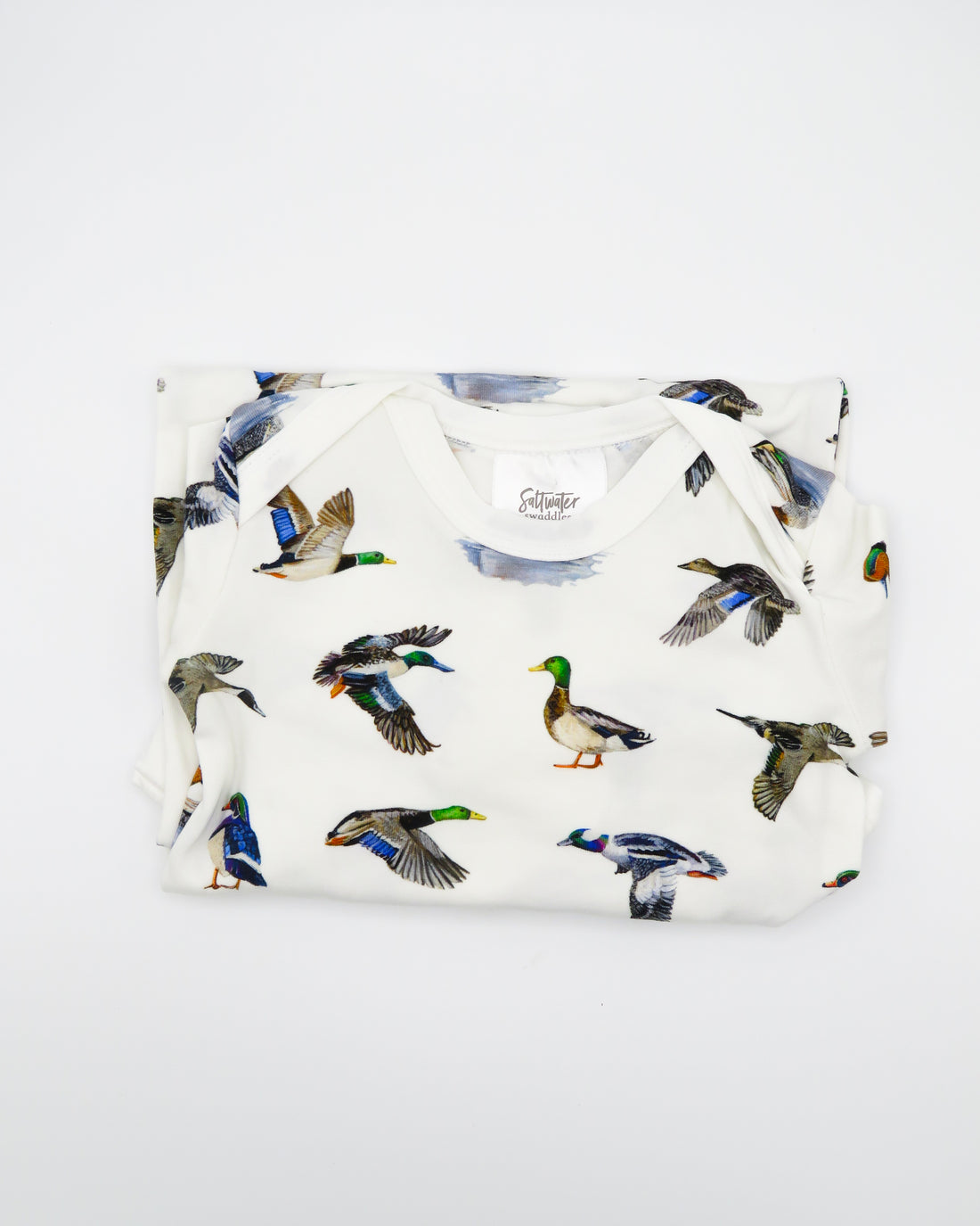 First moments outfit | Cozy newborn outfit with duck print details, ideal for baby’s first pictures and comfort.