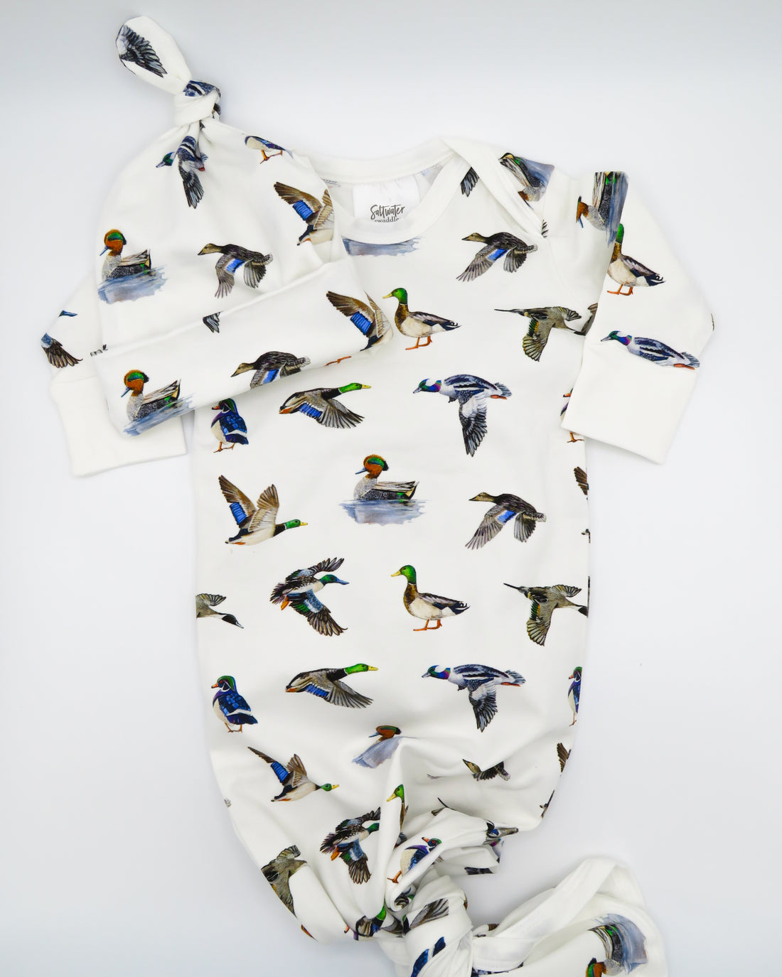 First moments outfit | Cozy newborn outfit with duck print details, ideal for baby’s first pictures and comfort.