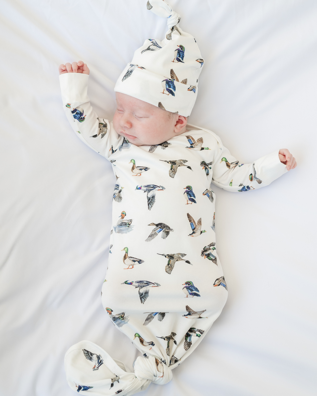 First moments outfit | Cozy newborn outfit with duck print details, ideal for baby’s first pictures and comfort.