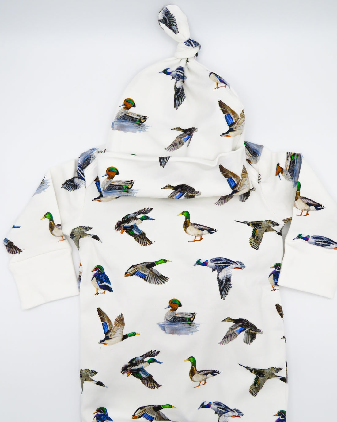 Cozy newborn hat with duck print details, ideal for baby’s first pictures and comfort.