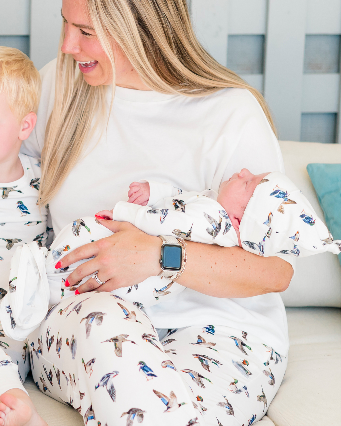 First moments outfit | Cozy newborn outfit with duck print details, ideal for baby’s first pictures and comfort.