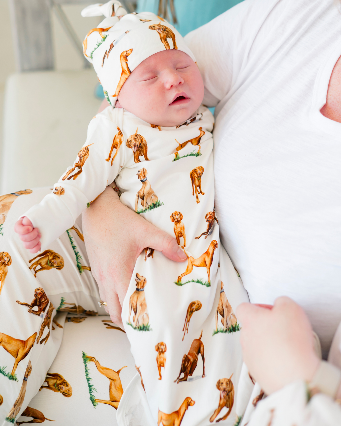 Vizsla print newborn gown and hat set – soft cotton, baby sleepwear, and pet lover gift.
