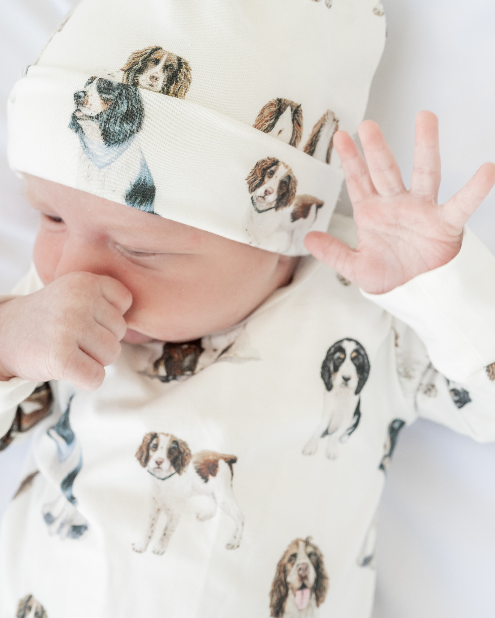 Springer Spaniel newborn gown and hat set. Cute dog-themed baby sleepwear for boys and girls
