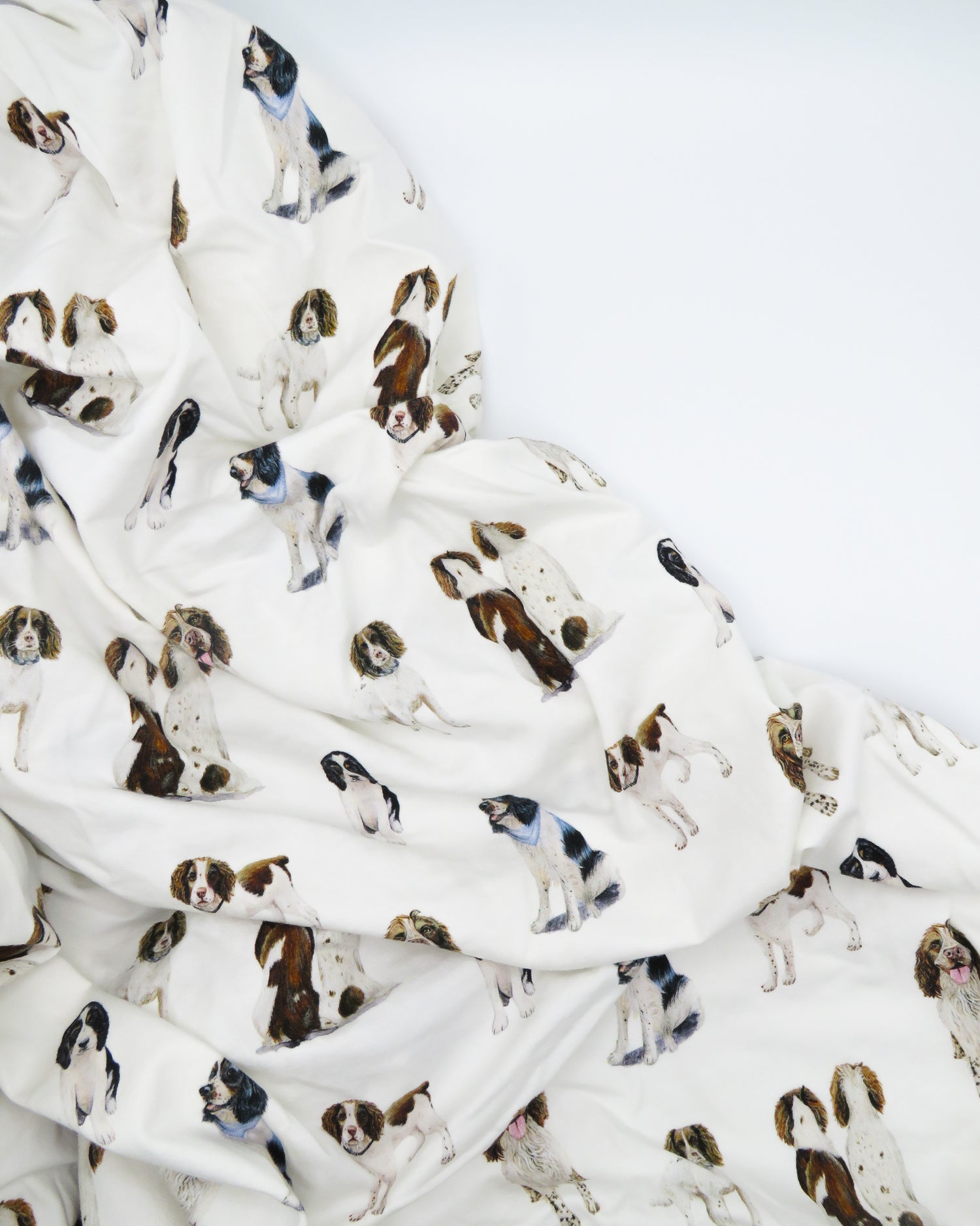 Soft Springer Spaniel print crib sheet for baby nursery. Hypoallergenic and breathable crib bedding. Springer Spaniel dogs printed on soft white fabric.