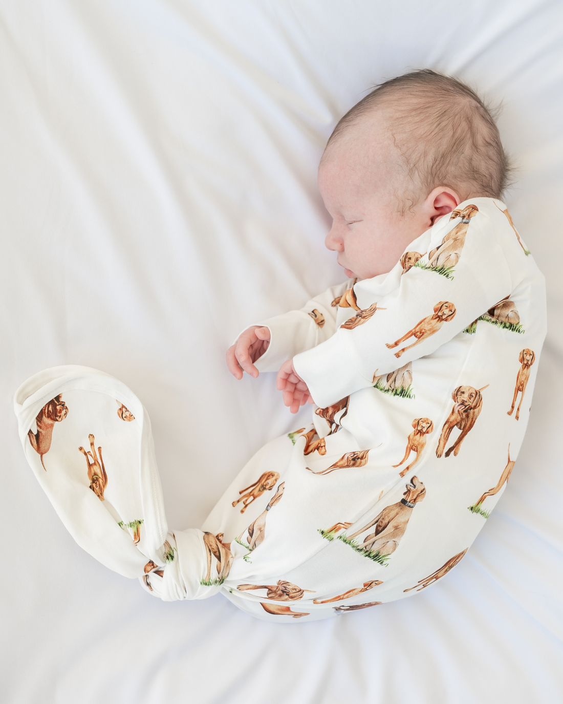 Vizsla print newborn gown and hat set – soft cotton, baby sleepwear, and pet lover gift.