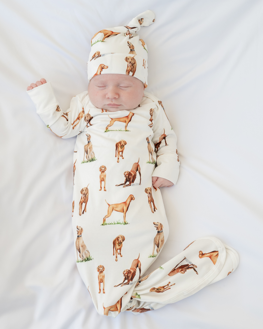 Vizsla print newborn gown and hat set – soft cotton, baby sleepwear, and pet lover gift.